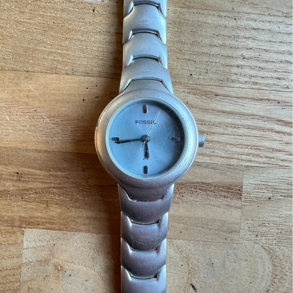 Fossil ladies watch round aluminum metallic fashion NEW BATTERY